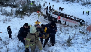 Yolcu otobüsü şarampole yuvarlandı: 3 ölü 9 yaralı