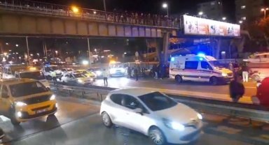 Kadıköy'de bir kişi üst geçitten atladı